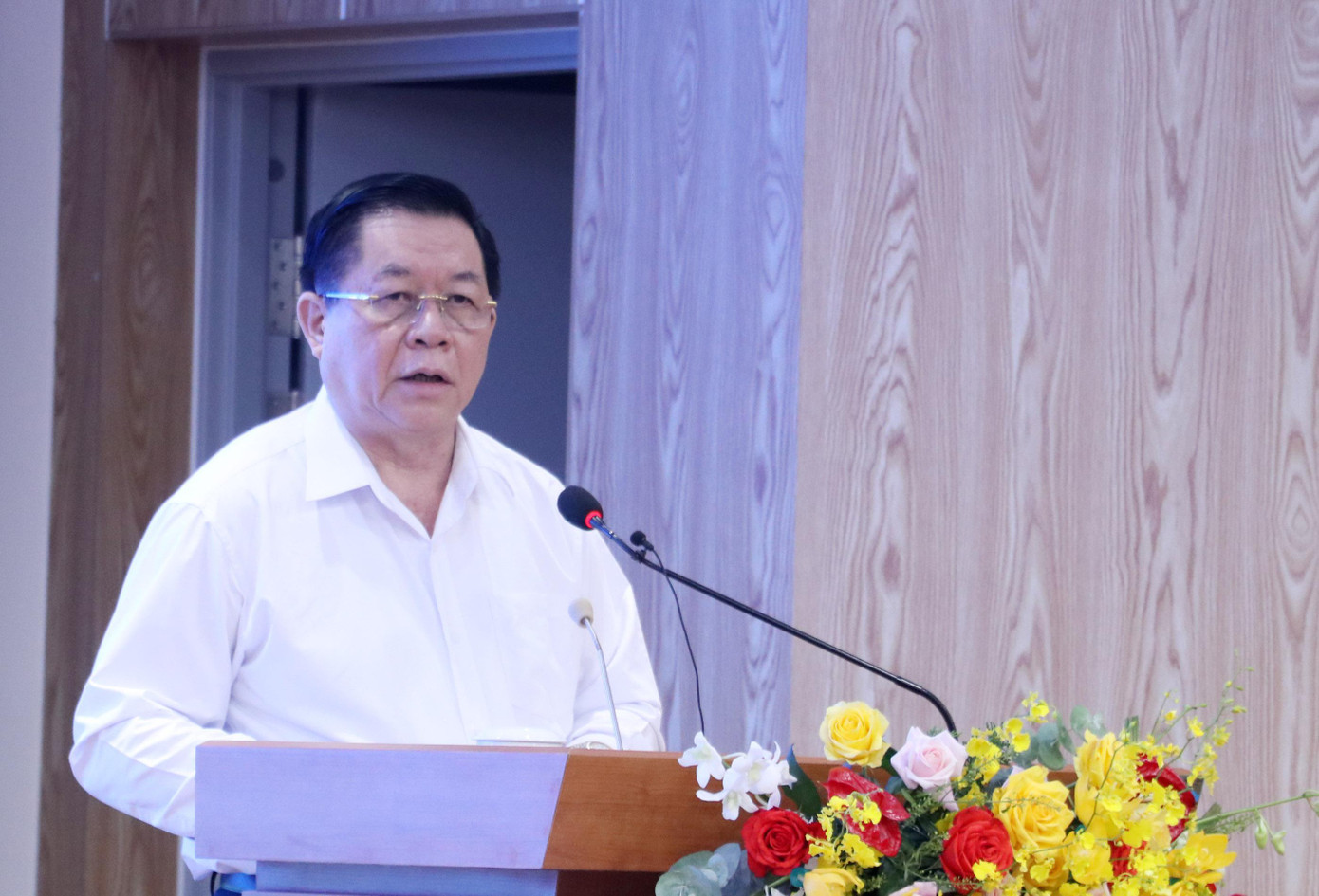 Ông Nguyễn Trọng Nghĩa, Bí thư Trung ương Đảng, Trưởng Ban Tuyên giáo Trung ương dự và phát biểu chỉ đạo hội thảo. Ông Nguyễn Trọng Nghĩa, Bí thư Trung ương Đảng, Trưởng Ban Tuyên giáo Trung ương dự và phát biểu chỉ đạo hội thảo.