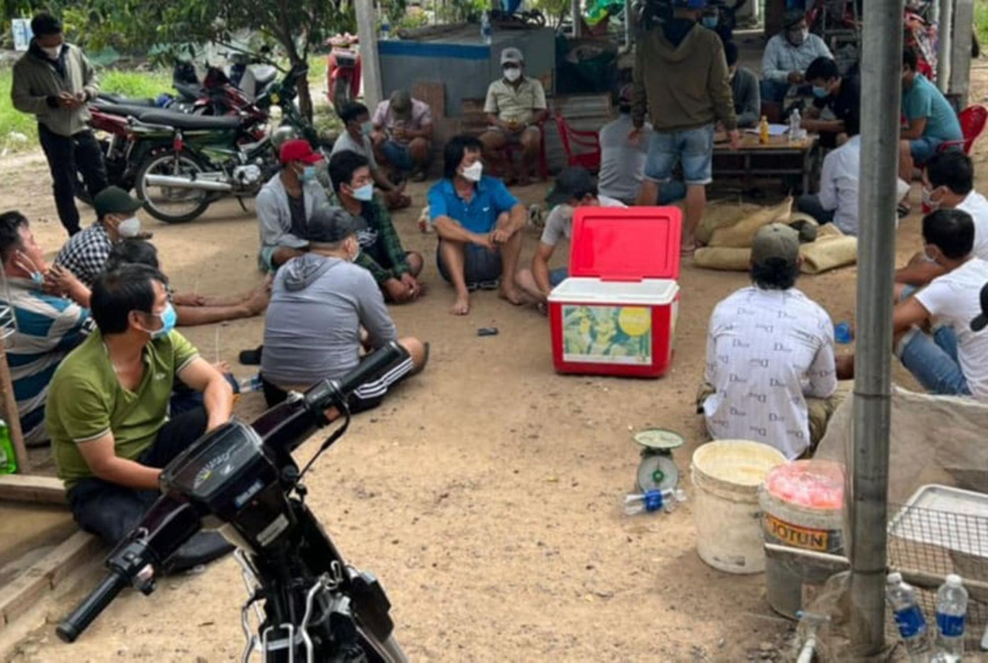 Nhiều người bị bắt tại hiện trường.