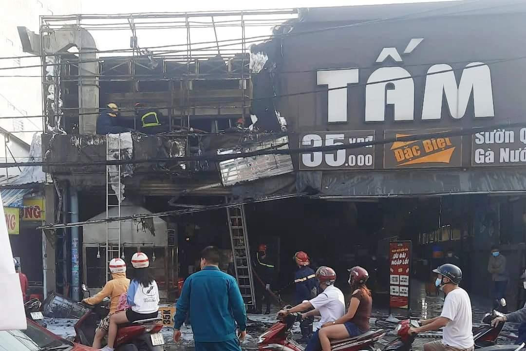 Tiệm cơm cháy rụi cùng nhiều tài sản. Tiệm cơm cháy rụi cùng nhiều tài sản.