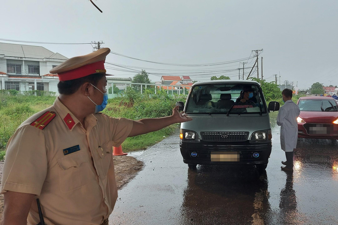 CSGT sẽ xử phạt ô tô kinh doanh vận tải chưa đổi biển số vàng sau ngày 31/12. CSGT sẽ xử phạt ô tô kinh doanh vận tải chưa đổi biển số vàng sau ngày 31/12.