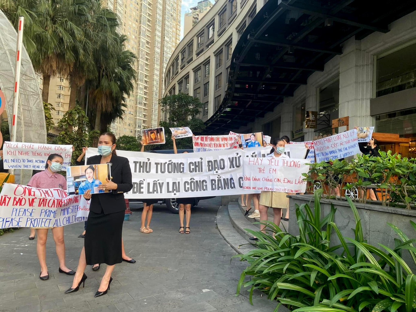 Người dân chung cư Saigon Pearl tập trung yêu cầu xử lý nghiêm các đối tượng. Người dân chung cư Saigon Pearl tập trung yêu cầu xử lý nghiêm các đối tượng.