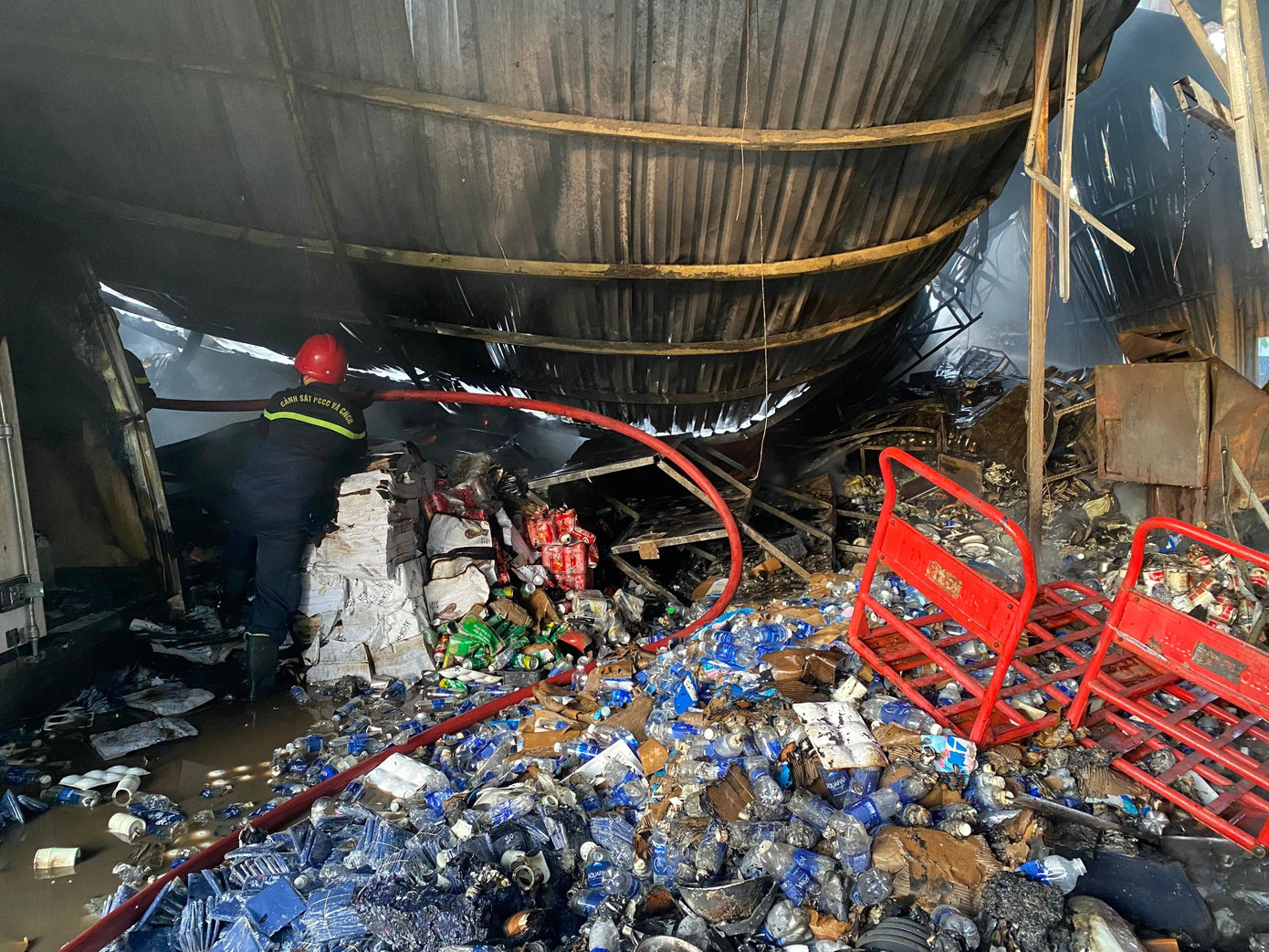 Khoảng 200m2 diện tích nhà kho bị thiêu rụi. Khoảng 200m2 diện tích nhà kho bị thiêu rụi.