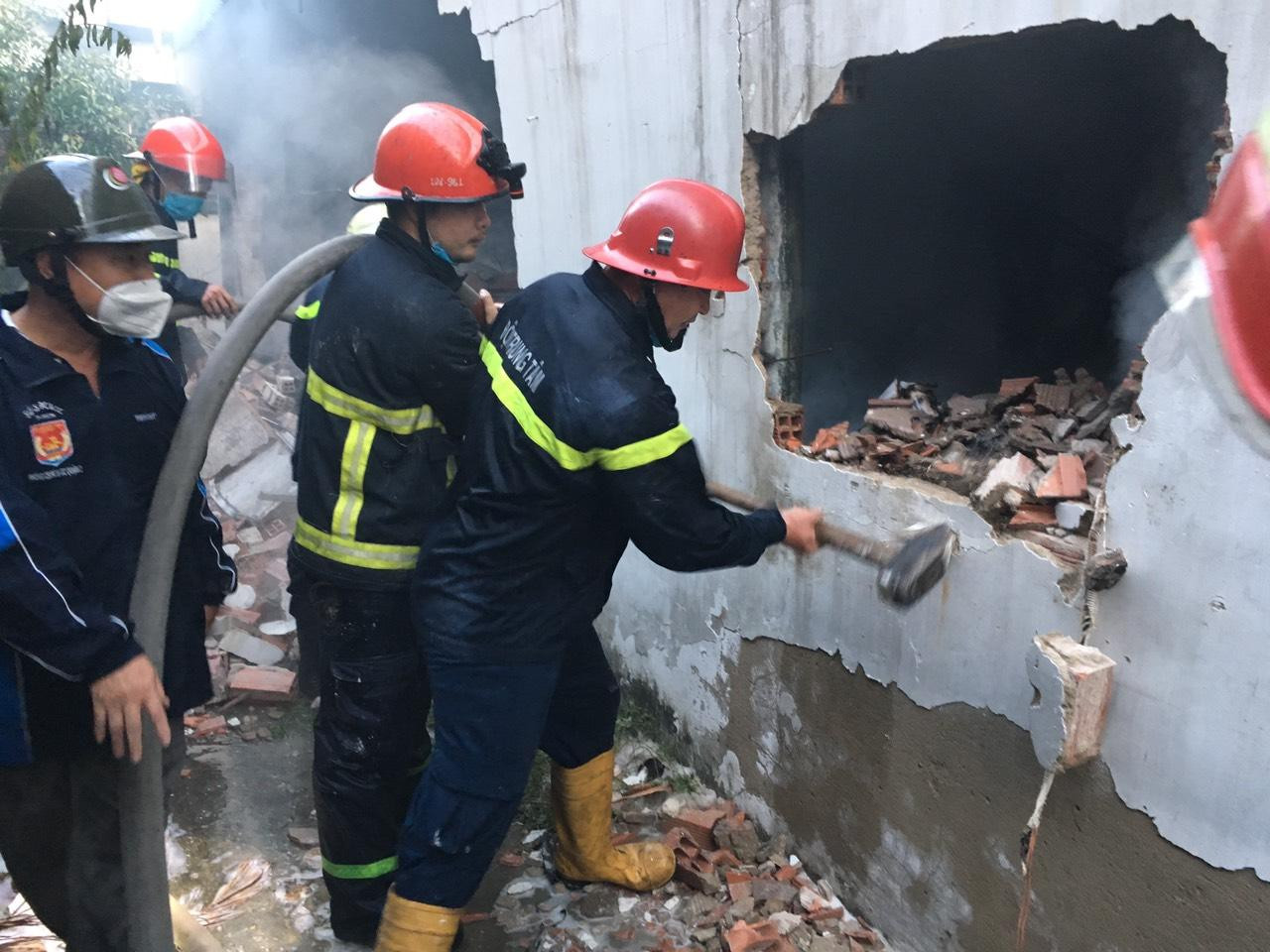 Lực lượng chức năng đập tường tiếp cận hiện trường dập lửa. Lực lượng chức năng đập tường tiếp cận hiện trường dập lửa.