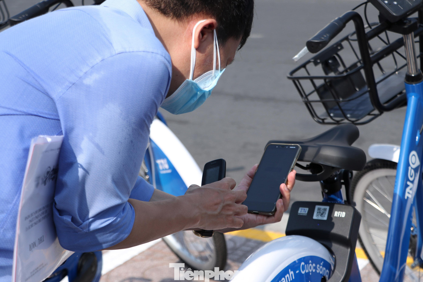 Trên ứng dụng, người dân có thể quét tìm xung quanh để đến được điểm trạm còn xe gần nhất. Ứng dụng này cũng có sẵn mã quét mở khóa xe sử dụng. Kết thúc chuyến đi, người dân đậu xe vào đúng nơi quy định để khóa xe.