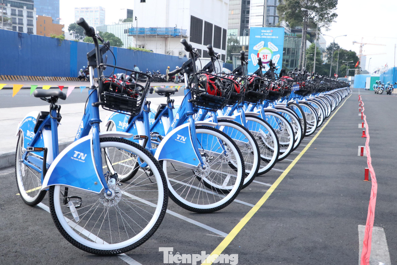 Ông Đỗ Bá Dân - Chủ tịch HĐQT Công ty CP Tập đoàn Trí Nam (đại diện nhà đầu tư) cho biết, đơn vị đã nhập về 500 xe đạp công cộng. Bước đầu, đơn vị bố trí 388 xe hoạt động, số còn lại dự phòng hoặc tăng cường khi cần thiết.