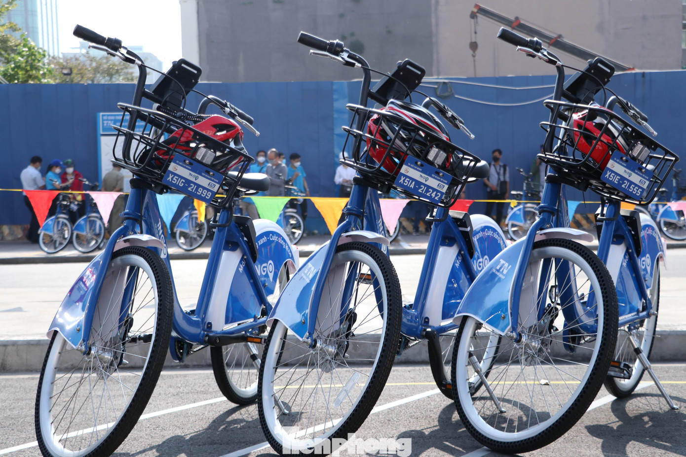 Xe đạp được bố trí ở 43 vị trí trên vỉa hè một số tuyến đường tại quận 1, gần các trạm dừng, nhà chờ xe buýt, công viên để phục vụ đi lại với các chặng đường ngắn.