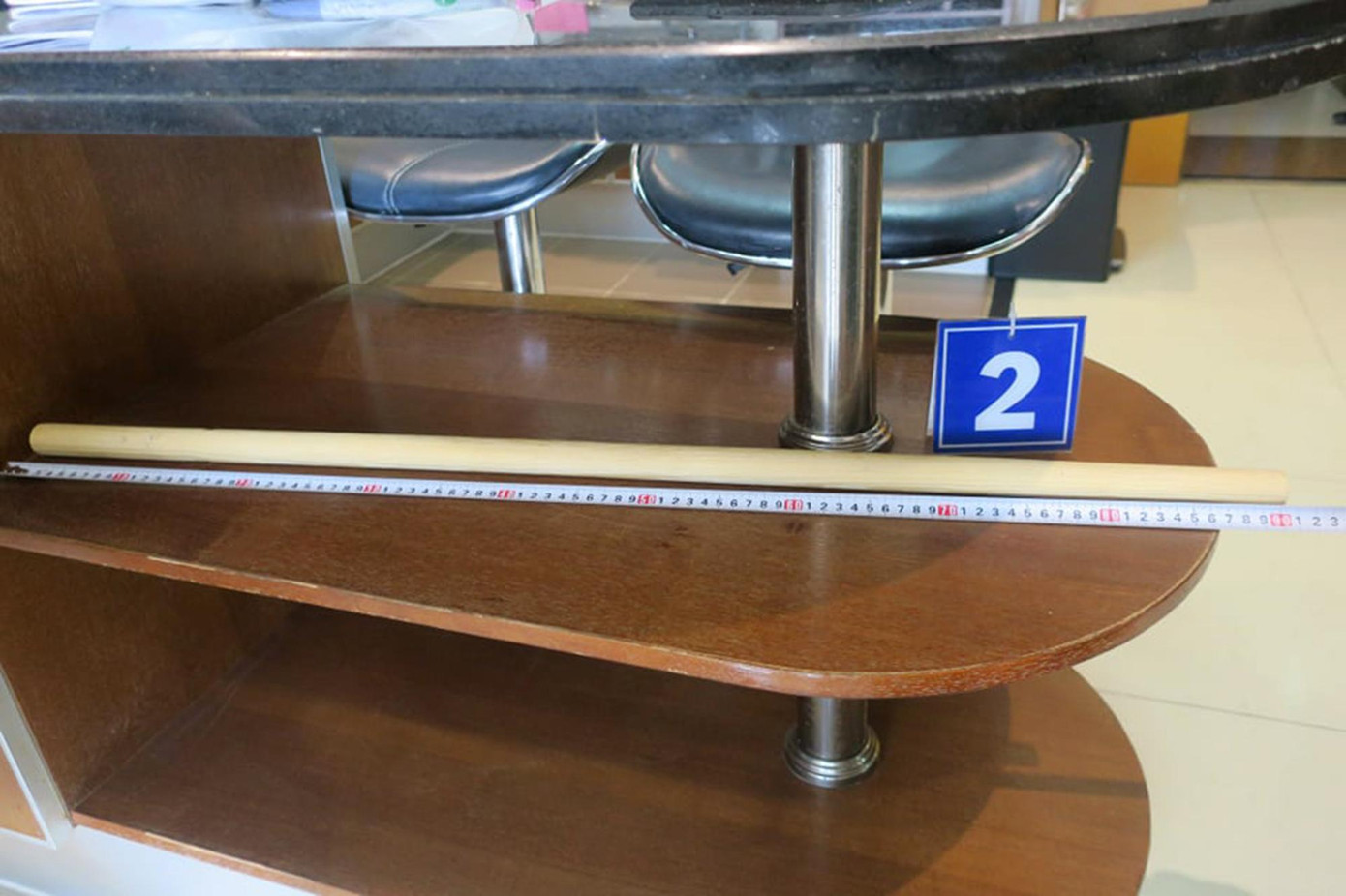 Gậy gỗ Trang dùng để hành hạ cháu bé. Gậy gỗ Trang dùng để hành hạ cháu bé.