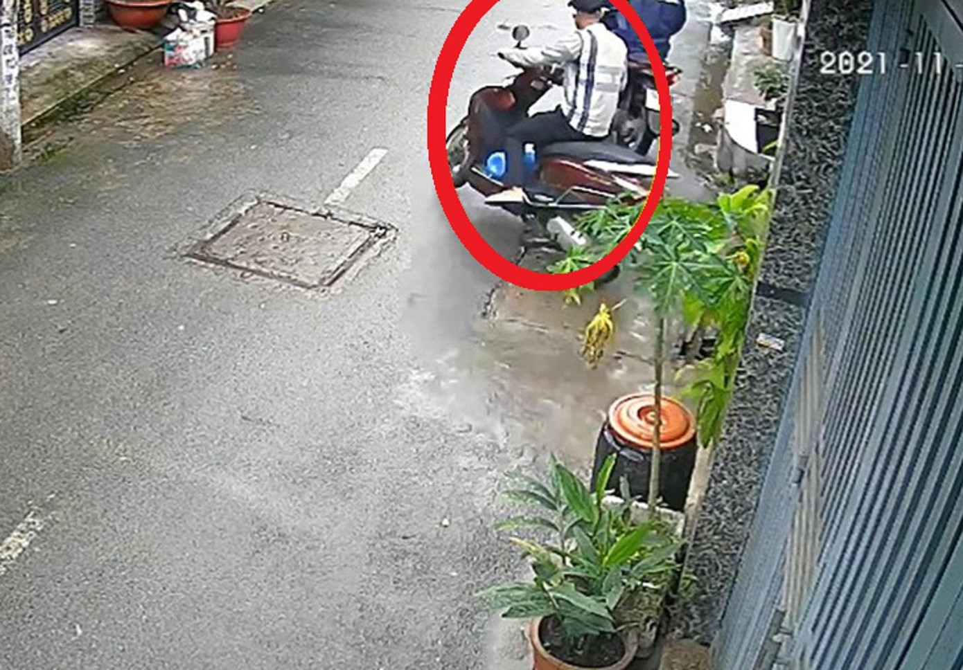 Luân và Tuấn tẩu thoát sau khi trộm xe máy cùng bình oxy.