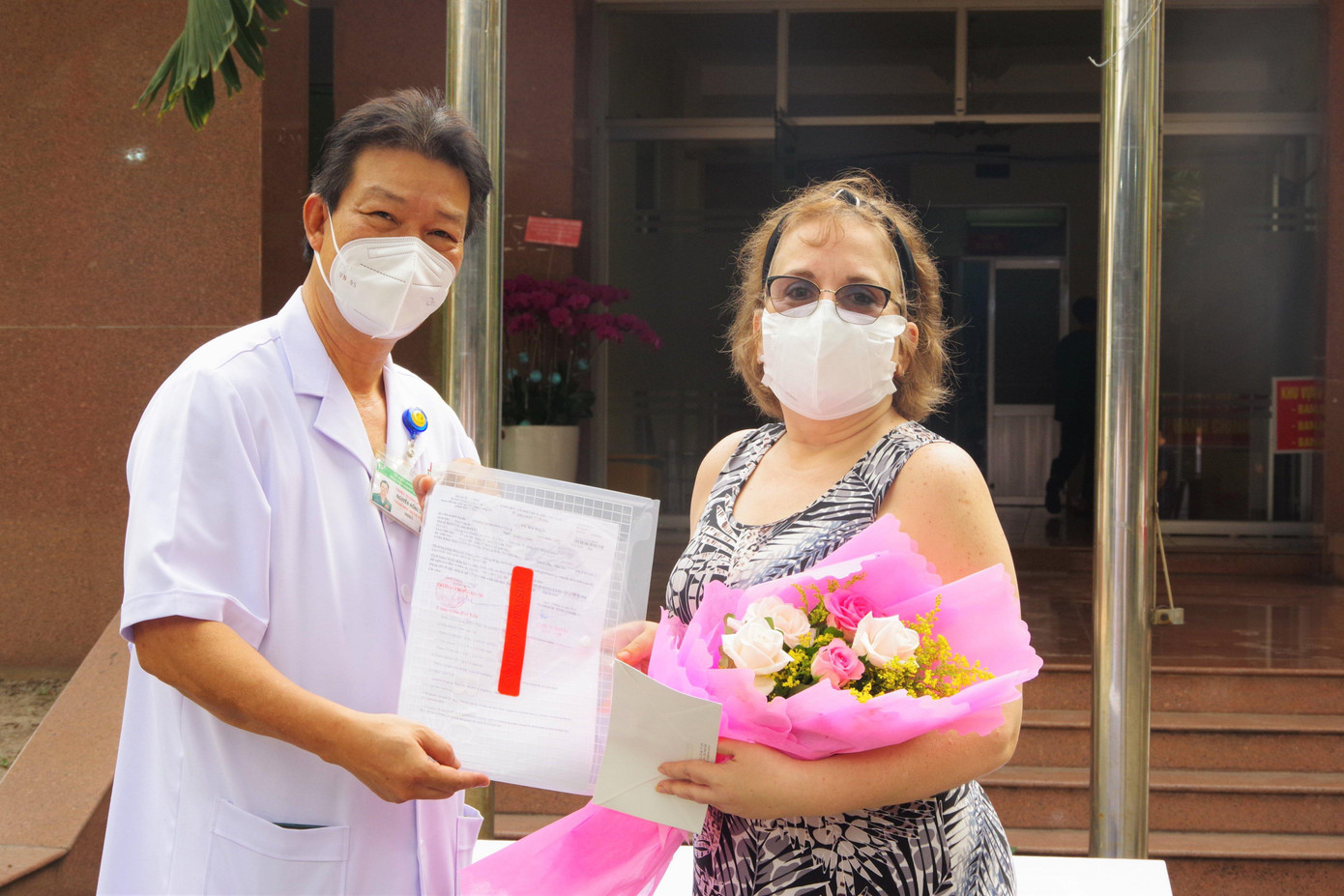 Thiếu tướng Nguyễn Hồng Sơn, Giám đốc Bệnh viện Quân y 175 trao giấy ra viện cho bệnh nhân. Thiếu tướng Nguyễn Hồng Sơn, Giám đốc Bệnh viện Quân y 175 trao giấy ra viện cho bệnh nhân.