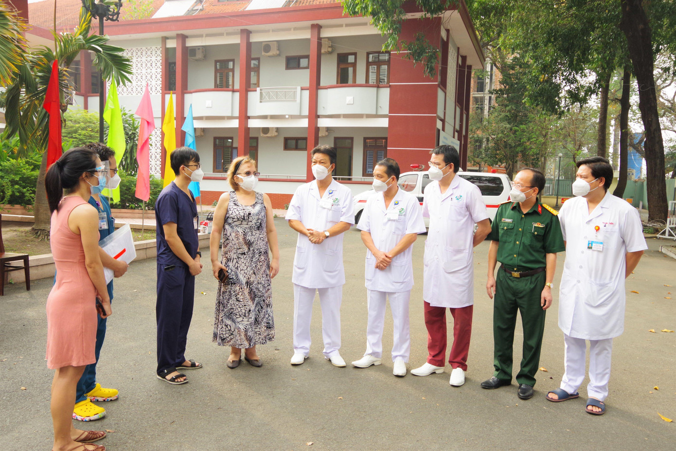 Các bác sĩ động viên bệnh nhân trước khi xuất viện. Các bác sĩ động viên bệnh nhân trước khi xuất viện.