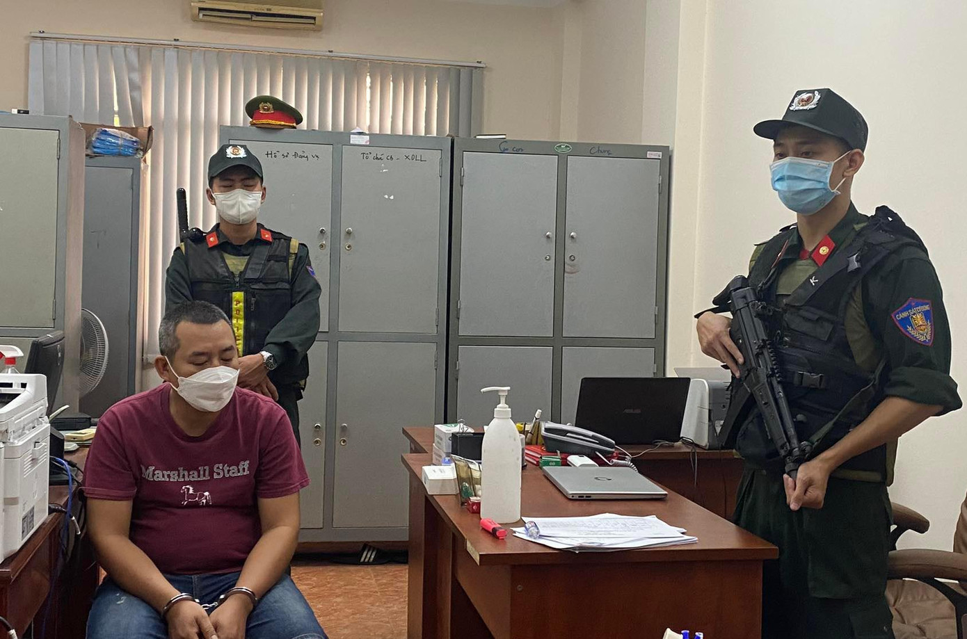 Băng nhóm giang hồ cộm cán gốc Hải Phòng điều hành đường dây đánh bạc bị bắt. Băng nhóm giang hồ cộm cán gốc Hải Phòng điều hành đường dây đánh bạc bị bắt.