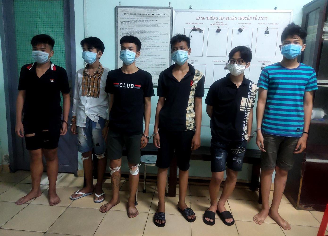 Băng cướp 'nhí" sau khi bị bắt.