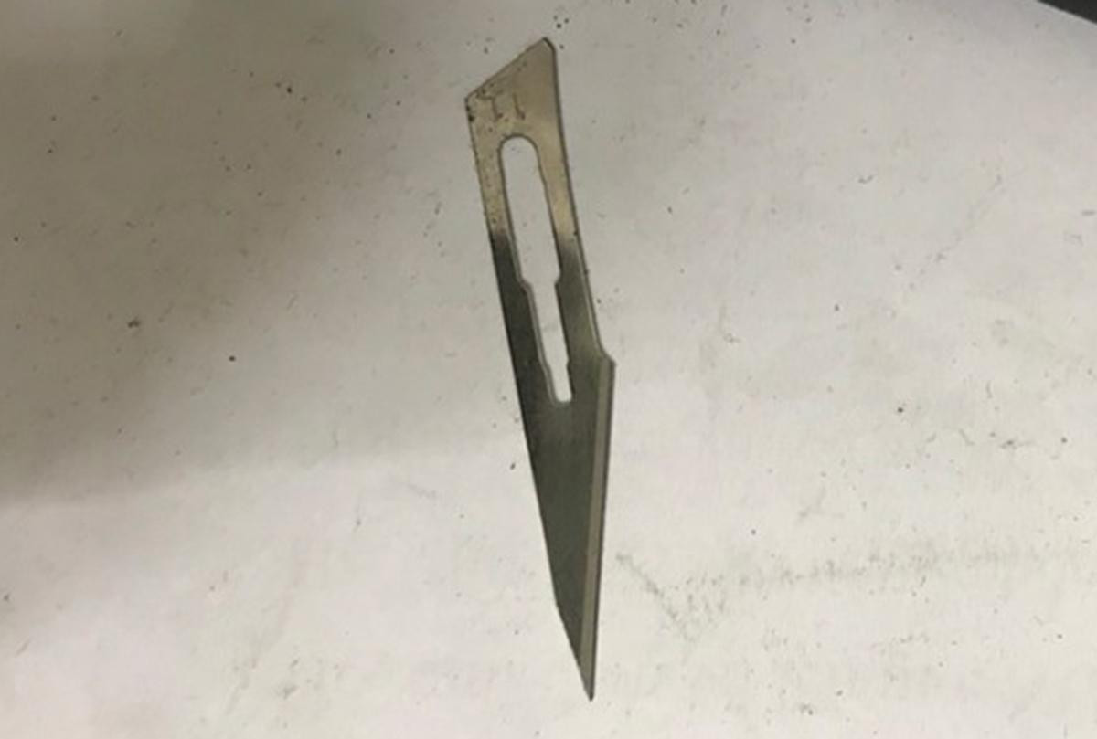 Con dao các đối tượng dùng để rạch túi nạn nhân.