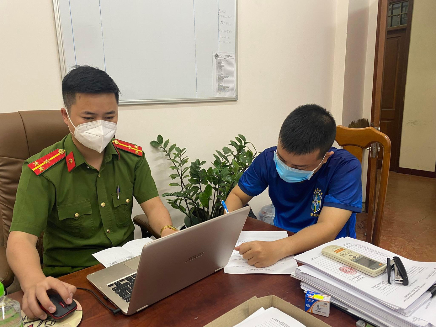 Công an điều tra vụ việc. Công an điều tra vụ việc.