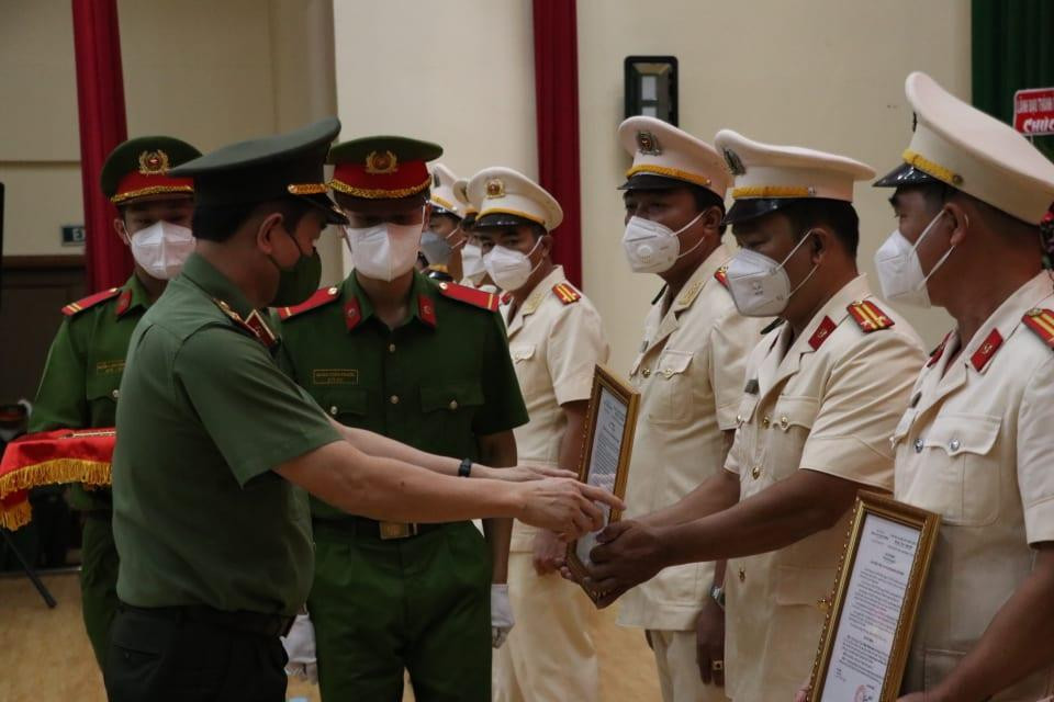 Thiếu tướng Lê Hồng Nam trao quyết định cho các Trưởng công an xã chính quy.