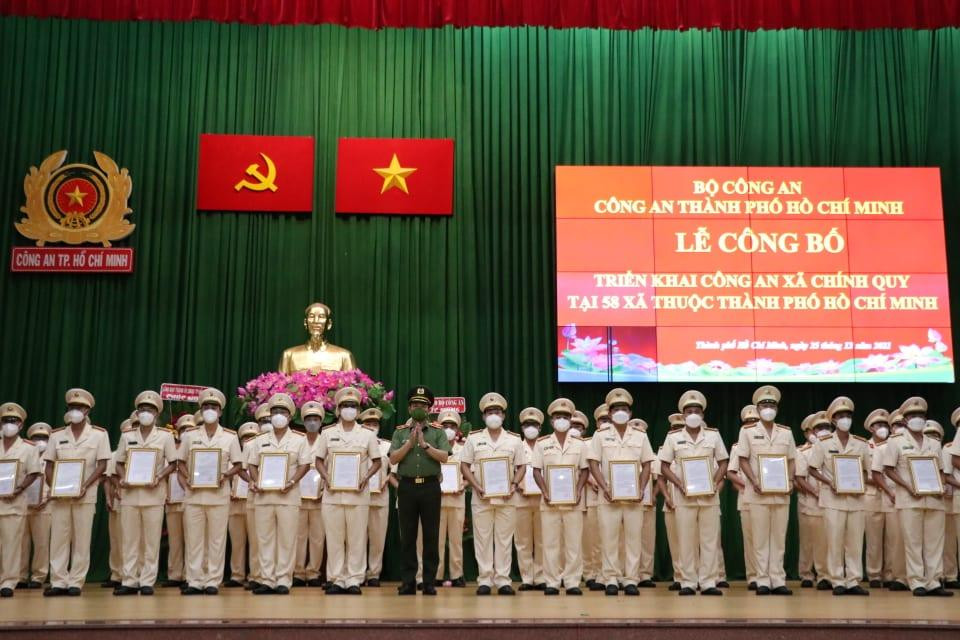 Các Trưởng Công an xã nhận quyết định giữ chức vụ tại 58 xã.