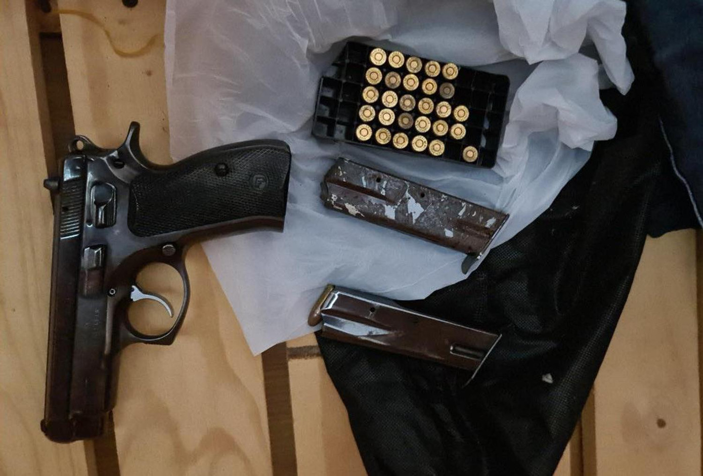 Súng quân dụng thu giữ từ các đối tượng. Súng quân dụng thu giữ từ các đối tượng.