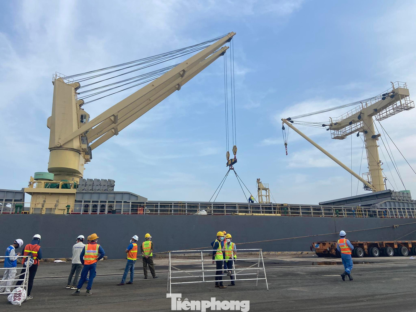 Sau khi cập cảng Khánh Hội, các đoàn tàu được nhà thầu bốc dỡ lên xe siêu trường để vận chuyển về Depot Long Bình, TP Thủ Đức, sau đó kết nối với hệ thống tín hiệu tại khu vực này trước khi được chạy thử.