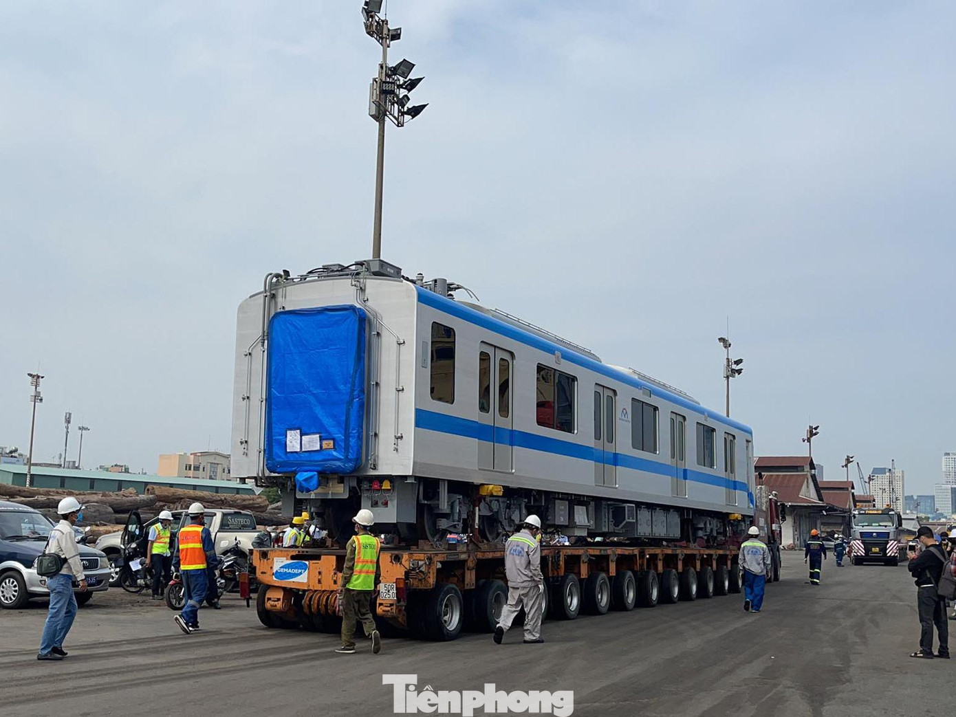 Ngoài đoàn tàu số 8 và 9, đoàn tàu số 10 và 11 cũng đã cập cảng Khánh Hội và dự kiến được bốc dỡ vào ngày mai (8/12) vận chuyển và hạ tải lên ray trong ngày 15 và 17/12.