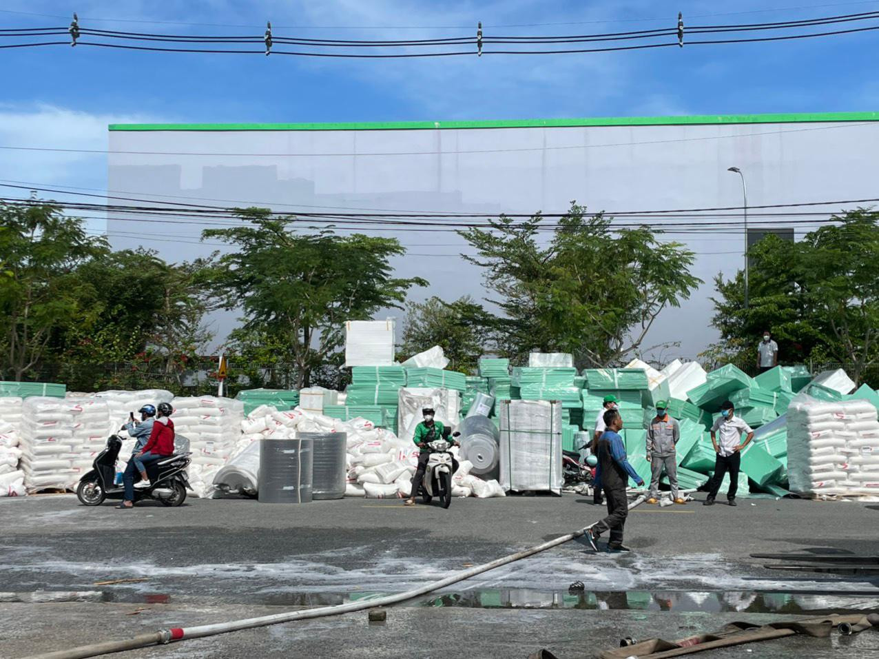 Công nhân di dời tài sản đến nơi an toàn.