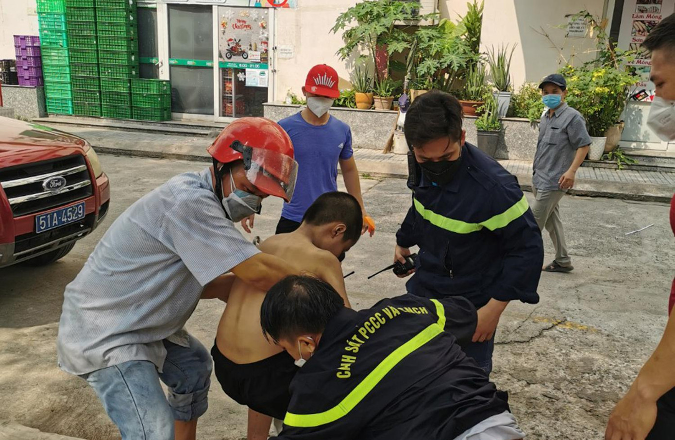 Nạn nhân được giải cứu, đưa đi bệnh viện. Nạn nhân được giải cứu, đưa đi bệnh viện.