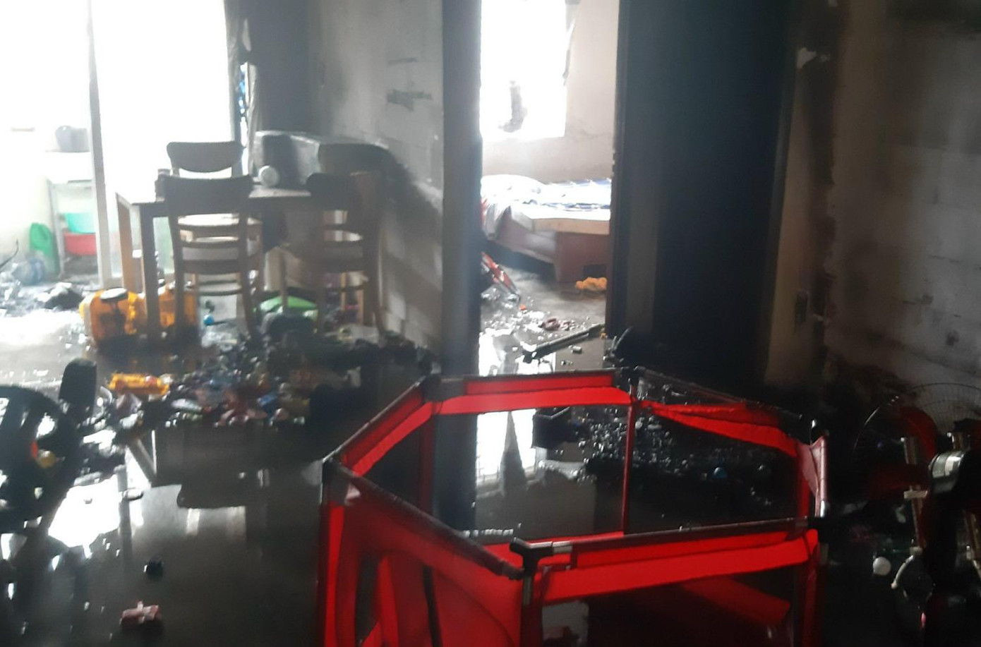 Nhiều tài sản trong căn hộ bị thiêu rụi. Nhiều tài sản trong căn hộ bị thiêu rụi.