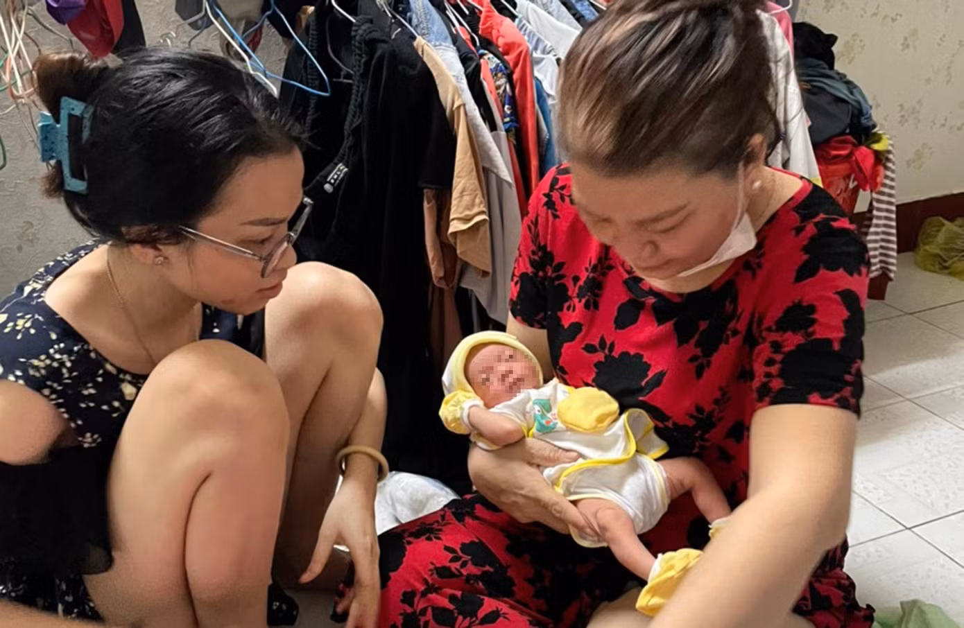 Em bé đang được Chủ tịch Hội Phụ nữ xã Phạm Văn Hai chăm sóc.