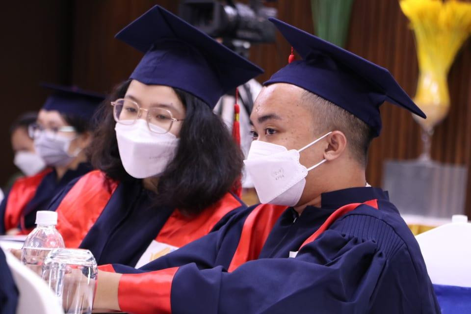 Bạn Nguyễn Bá Toàn (Trường Đại học Thủ Dầu Một, tỉnh Bình Dương) - thủ khoa năm 2020, chia sẻ kinh nghiệm học tập cùng tân thủ khoa 2021 tại buổi lễ.