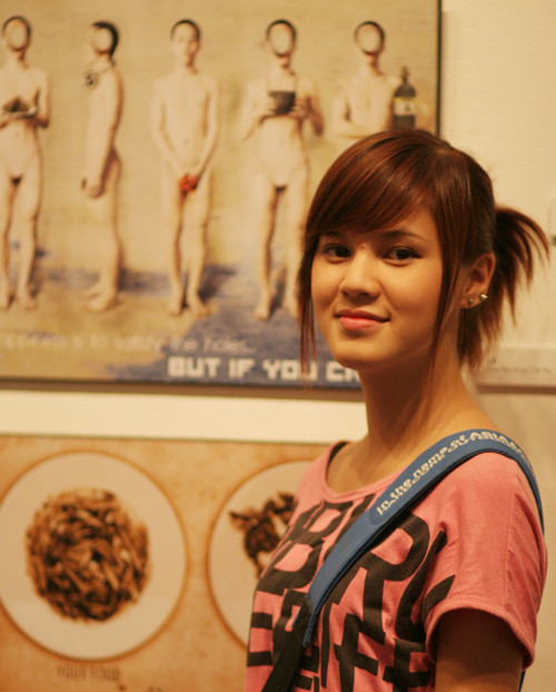 Nha Trang bên cạnh tác phẩm của mình tại triển lãm. Nha Trang bên cạnh tác phẩm của mình tại triển lãm