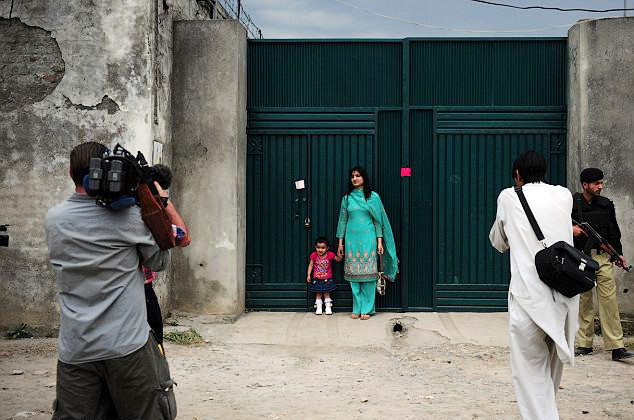 Hai mẹ con người Pakistan chụp ảnh trước cổng dinh thự. Hai mẹ con người Pakistan chụp ảnh trước cổng dinh thự