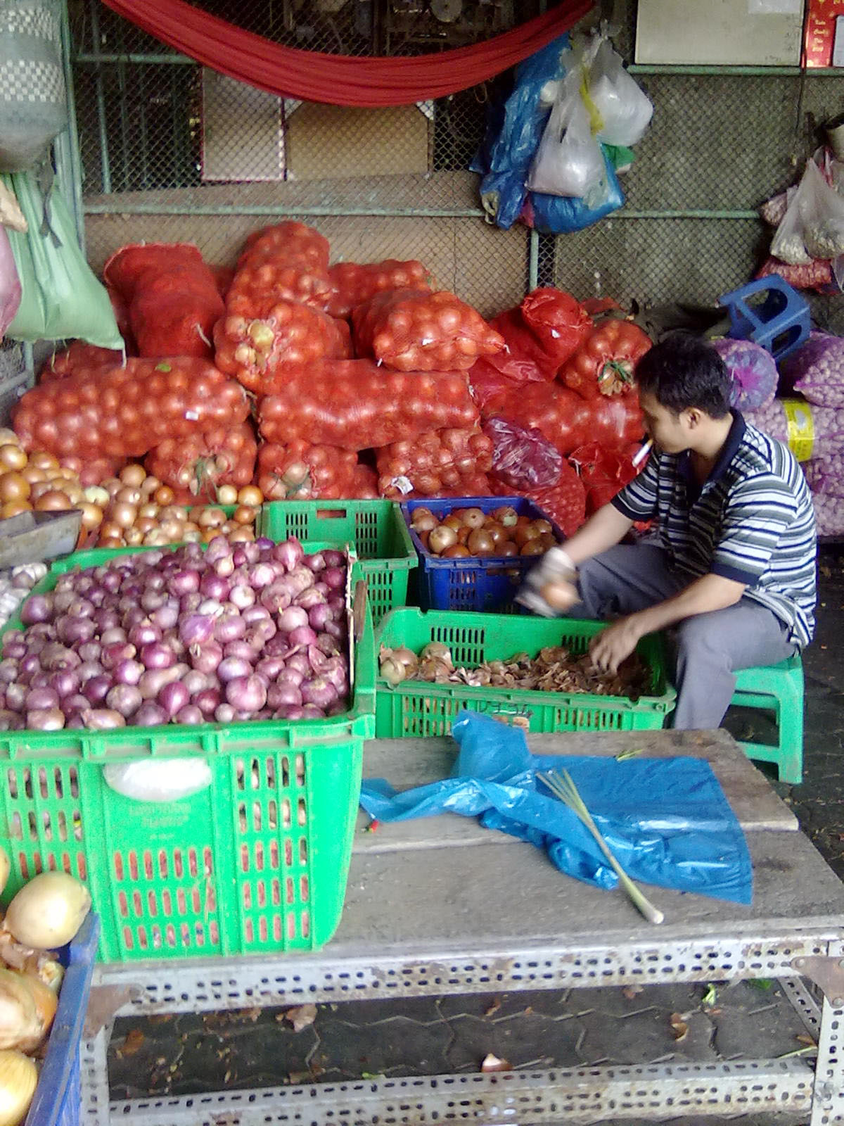 Hành tỏi Trung Quốc các loại được bày bán tại chợ đầu mối Thủ Đức
