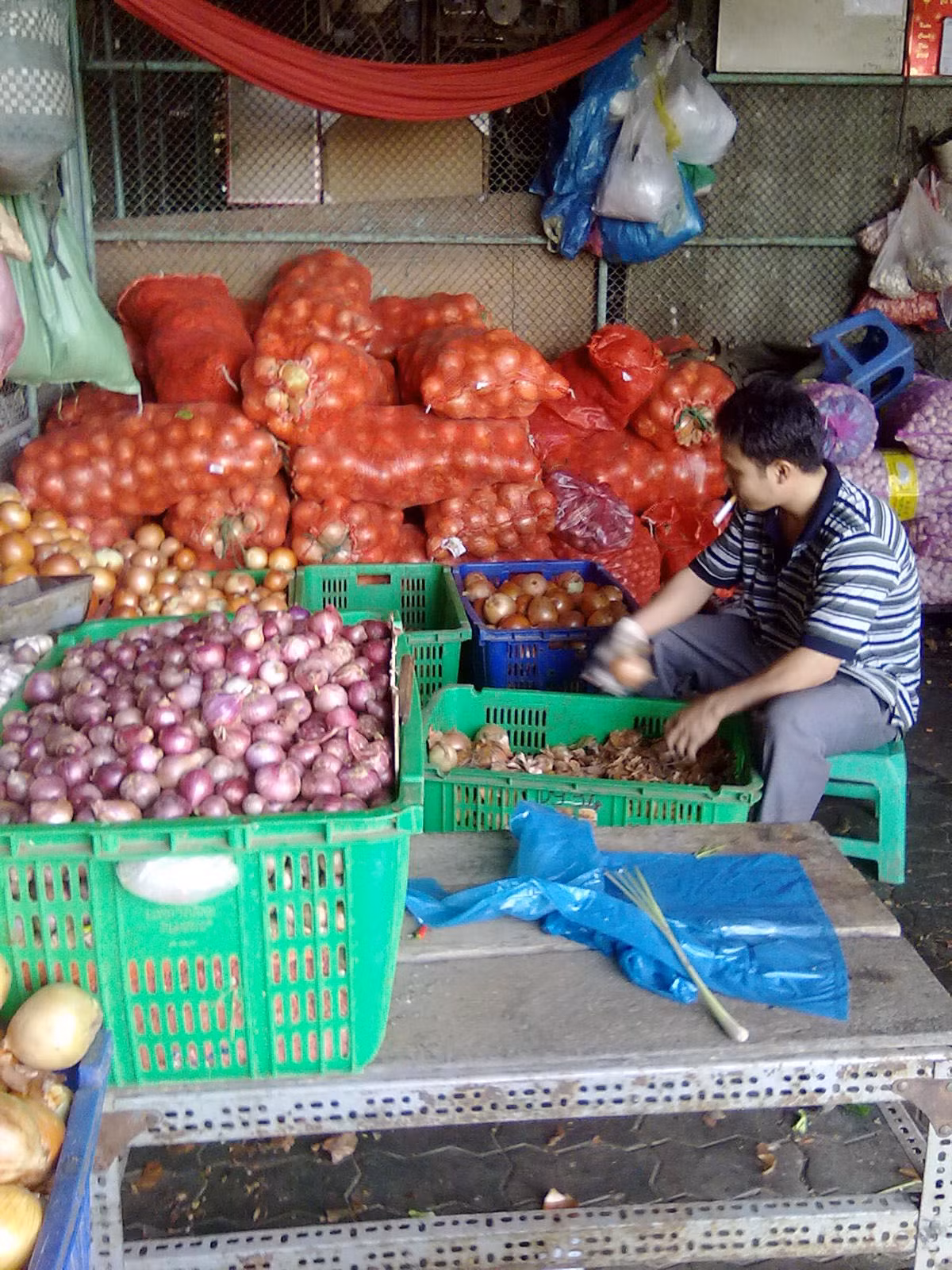 Hành tỏi Trung Quốc các loại được bày bán tại chợ đầu mối Thủ Đức