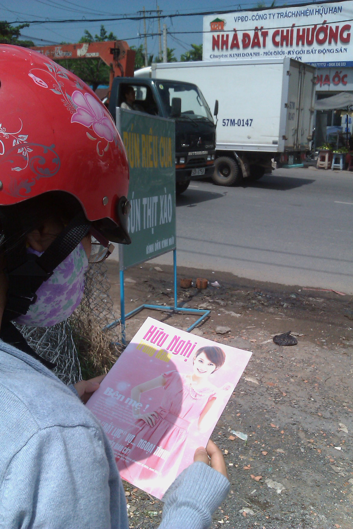 Phòng khám Trung Nam lại phát tạp chí trên QL 50 ngày 30-9. Ảnh: L.N