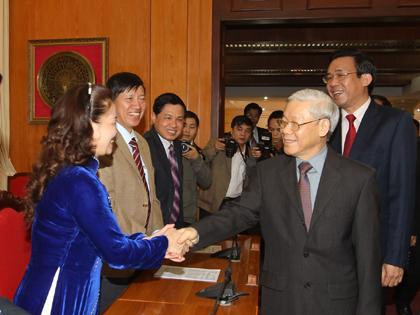 Tổng Bí thư Nguyễn Phú Trọng với cán bộ lãnh đạo Tỉnh ủy Vĩnh Phúc. ( Ảnh: Trí Dũng (TTXVN) ) 