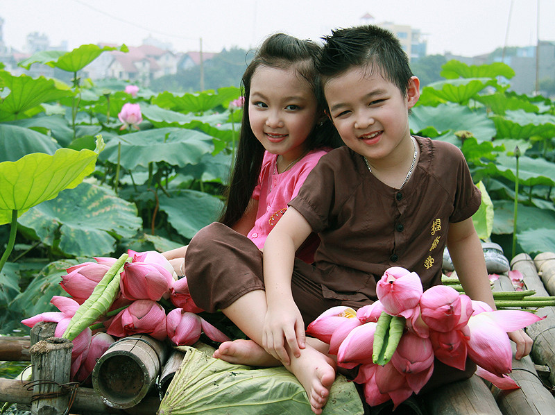 Đức Anh và Minh Châu thật duyên dáng Gia Hân và Tranh Linh tung tăng đi qua cầu Đức Anh và chị gái Trang Linh Ngọc Ánh và em trai cùng tạo dáng Thanh Sơn đáng yêu không nào? Đức Anh có gương mặt và nụ cười thật sáng Minh Châu duyên dáng và đáng yêu Gia Hân rất tự tin và duyên dáng Khoảnh khắc hồn nhiên Đức Anh và Minh Châu thật duyên dáng Gia Hân và Tranh Linh tung tăng đi qua cầu Đức Anh và chị gái Trang Linh Ngọc Ánh và em trai cùng tạo dáng Thanh Sơn đáng yêu không nào? Đức Anh có gương mặt và nụ cười thật sáng Minh Châu duyên dáng và đáng yêu Gia Hân rất tự tin và duyên dáng Khoảnh khắc hồn nhiên