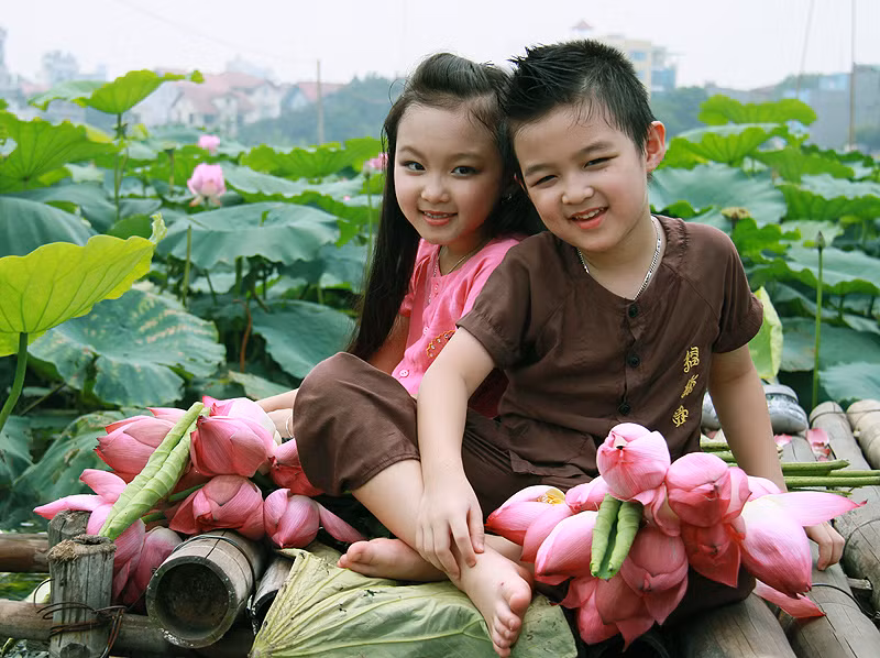 Đức Anh và Minh Châu thật duyên dáng Gia Hân và Tranh Linh tung tăng đi qua cầu Đức Anh và chị gái Trang Linh Ngọc Ánh và em trai cùng tạo dáng Thanh Sơn đáng yêu không nào? Đức Anh có gương mặt và nụ cười thật sáng Minh Châu duyên dáng và đáng yêu Gia Hân rất tự tin và duyên dáng Khoảnh khắc hồn nhiên