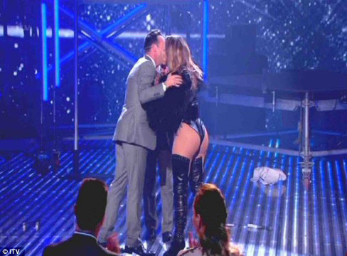 Màn khoe mông của J.Lo khiến nhiều người 'nóng mắt'