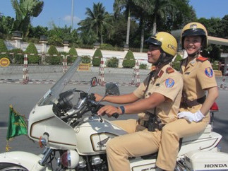 Nữ trung úy CSGT Nguyễn Thị Ngọc Thu xinh đẹp, duyên dáng cùng các đồng nghiệp nam (ảnh: N.D) 