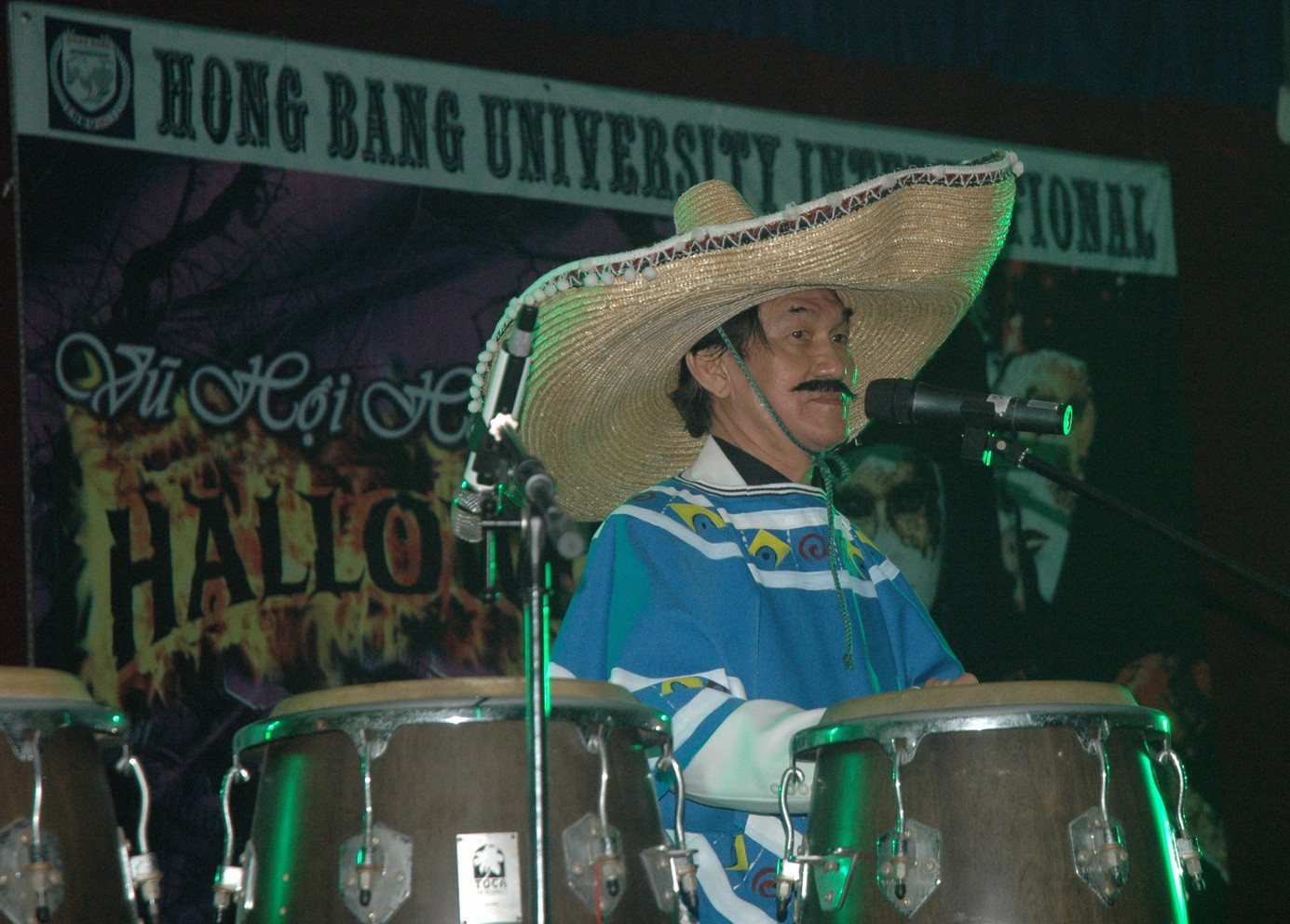 Và Hiệu trưởng nhà trường PGS.TS. Nguyễn Mạnh Hùng cũng “hóa” thành chàng cao bồi