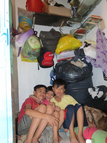 Con chị Dung “chen chúc” trong căn nhà của mình. Con chị Dung “chen chúc” trong căn nhà của mình