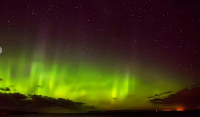Những chòm sao, dải ngân hà và vầng trăng trong bầu trời đêm luôn có những bí ẩn khiến nhiều người đắm say. Ánh trăng trong trời đêm sẽ tròn và sáng biết bao nếu như không bị ánh sáng đèn đường nhân tạo 'lấn lướt'. Nhưng khi vầng trăng lưỡi liềm 'điểm' trên trời đêm thì ánh sáng nhân tạo trở thành lu mờ, lép vế. Thời khắc tuyệt vời cho những người 'mê' trăng sao. Với người mới bắt đầu thì vật thể dễ nhận ra nhất trên bầu trời đêm là Mặt Trăng. Nhưng năm nay Sao Mộc, Sao Thiên Vương và Sao Thổ lại gần trái đất hơn. Giải Thiên Hà Andromeda - thiên hà láng giềng lớn và gần nhất mà chúng ta có thể nhìn thấy bằng mắt thường, thì quả là một trải nghiệm quý'. Mắt thường của các nhà thiên văn có thể xác định chùm sao Orion bằng ba vì sao sáng nhất. Chùm sao này còn có Tinh vân ngựa, ở giữa, nhưng chỉ có thể nhìn được bằng kính viễn vọng. Chòm sao Orion nhìn cận. Còn được gọi là Hunter - Người đi săn: một chòm sao về mùa đông xuất hiện ở bán cầu Bắc và về mùa hè ở bán cầu Nam. Một vài người may mắn được ngắm Ánh sáng phương Bắc - một cảnh tượng tuyệt vời được Stewart Watt chụp tại Thurso, Scotland. Những chòm sao, dải ngân hà và vầng trăng trong bầu trời đêm luôn có những bí ẩn khiến nhiều người đắm say. Ánh trăng trong trời đêm sẽ tròn và sáng biết bao nếu như không bị ánh sáng đèn đường nhân tạo 'lấn lướt'. Nhưng khi vầng trăng lưỡi liềm 'điểm' trên trời đêm thì ánh sáng nhân tạo trở thành lu mờ, lép vế. Thời khắc tuyệt vời cho những người 'mê' trăng sao. Với người mới bắt đầu thì vật thể dễ nhận ra nhất trên bầu trời đêm là Mặt Trăng. Nhưng năm nay Sao Mộc, Sao Thiên Vương và Sao Thổ lại gần trái đất hơn. Giải Thiên Hà Andromeda - thiên hà láng giềng lớn và gần nhất mà chúng ta có thể nhìn thấy bằng mắt thường, thì quả là một trải nghiệm quý'. Mắt thường của các nhà thiên văn có thể xác định chùm sao Orion bằng ba vì sao sáng nhất. Chùm sao này còn có Tinh vân ngựa, ở giữa, nhưng chỉ có thể nhìn được bằng kính viễn vọng. Chòm sao Orion nhìn cận. Còn được gọi là Hunter - Người đi săn: một chòm sao về mùa đông xuất hiện ở bán cầu Bắc và về mùa hè ở bán cầu Nam. Một vài người may mắn được ngắm Ánh sáng phương Bắc - một cảnh tượng tuyệt vời được Stewart Watt chụp tại Thurso, Scotland.