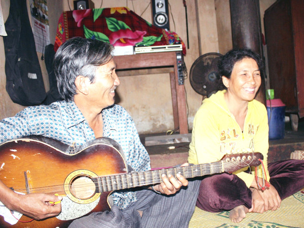 Ông Viễn làm cải lương hài, vui cùng gia đình, khách lạ