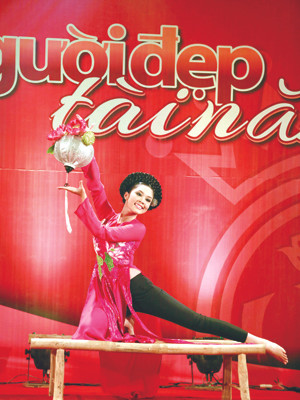 Xuân Trang (Đà Nẵng) với tiết mục múa dân gian. Ảnh: Hồng Vĩnh