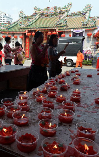 Những người phụ nữ Thái Lan khấn vái tại một ngôi đền Trung Quốc tại khu người Hoa ở thủ đô Bangkok của Thái Lan. Những người phụ nữ Thái Lan khấn vái tại một ngôi đền Trung Quốc tại khu người Hoa ở thủ đô Bangkok của Thái Lan