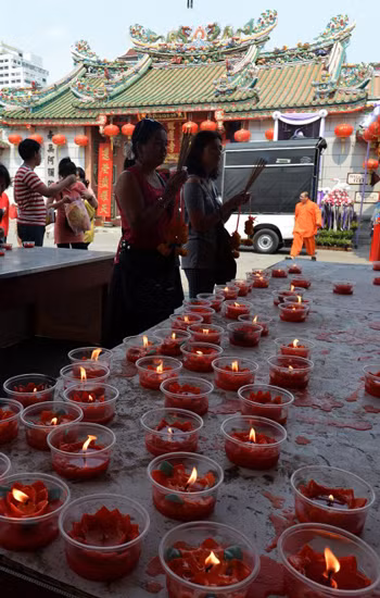 Những người phụ nữ Thái Lan khấn vái tại một ngôi đền Trung Quốc tại khu người Hoa ở thủ đô Bangkok của Thái Lan
