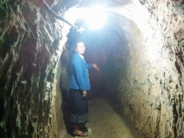 Đường hầm xuyên núi do bộ đội Việt Nam thi công