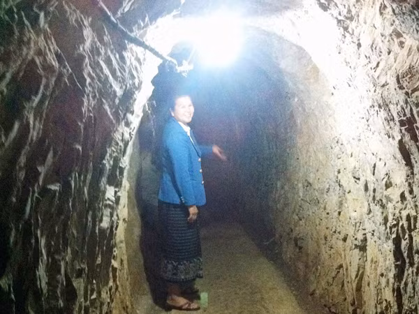 Đường hầm xuyên núi do bộ đội Việt Nam thi công