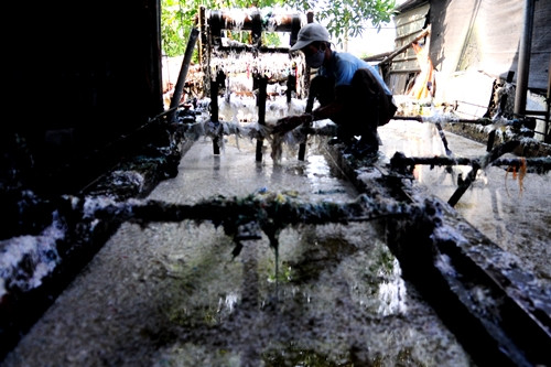 Tại bể nước ngâm rửa nhựa thải dùng làm nguyên liệu tái chế, công nhân không có công cụ bảo hộ, tiếp xúc trực tiếp với rác bẩn