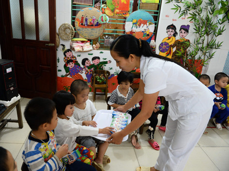 Một số ít trẻ em được uống sữa tại trường mầm non. Một số ít trẻ em được uống sữa tại trường mầm non