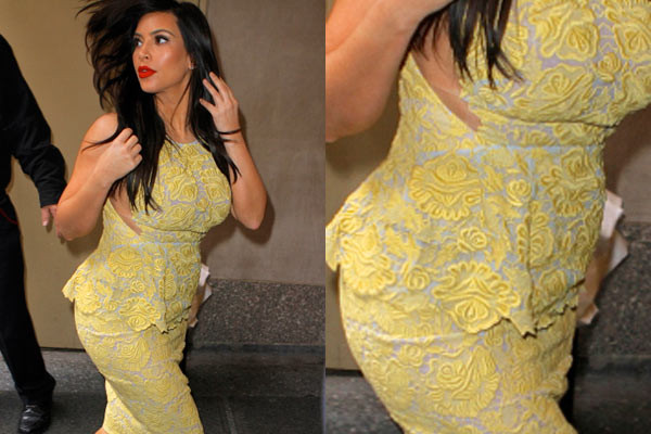 Chiếc váy đã làm lộ rõ bụng bầu của cô Kim. Chiếc váy đã làm lộ rõ bụng bầu của cô Kim